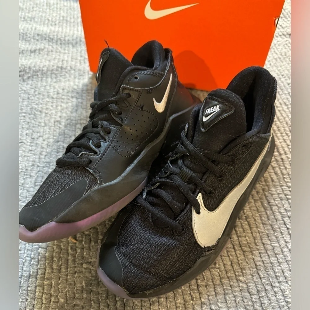 Nike Zoom Freak 2 Basketball Running Shoes Youth Boy Size 4Y Black Girl 5.5 - Picture 2 of 10